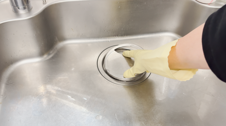 触りたくない…。掃除のプロが教える「キッチン排水口」のヌメリをこすらず"待つだけ"リセット術