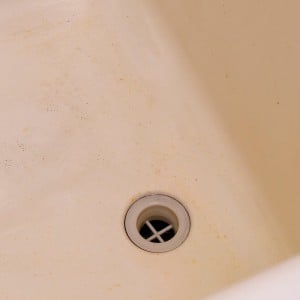 劣化させてたの!?意外と知られていない浴槽の寿命を縮める"3つのNG習慣"｜掃除のプロ解説
