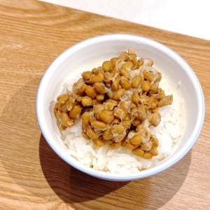 「意外な組み合わせ」「食感が楽しい」"大さじ1"かけるだけで納豆ごはんが格上げ