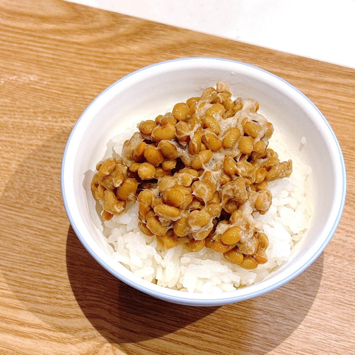  「意外な組み合わせ」「食感が楽しい」"大さじ1"かけるだけで納豆ごはんが格上げ 