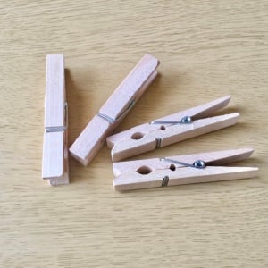 素朴な100均の“木製クリップ”が一気にオシャレになった。貼るだけアレンジ法2選「可愛い」