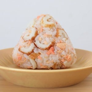 「鮭おにぎり」にプラスするだけ！たんぱく質がとれるお手軽アレンジをおにぎり作家が解説