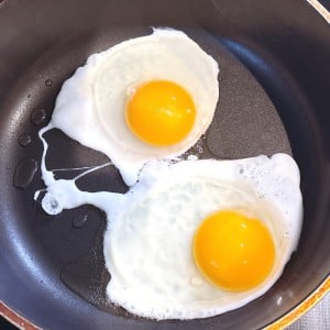 「1枚のせるだけ」いつもの目玉焼きが濃厚な味わいになる“激うまアレンジ”