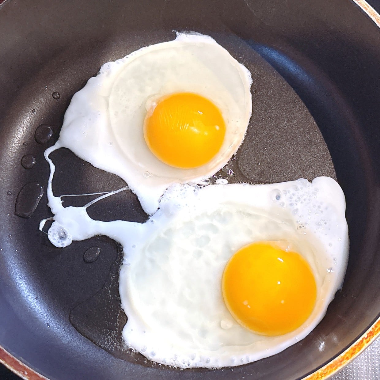  「1枚のせるだけ」いつもの目玉焼きが濃厚な味わいになる“激うまアレンジ” 