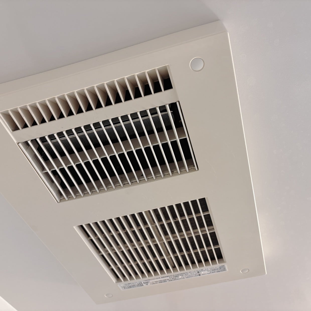  使う頻度が増える今が正解。「浴室乾燥機」にたまった汚れをスッキリ落とす【梅雨の簡単4手順】 