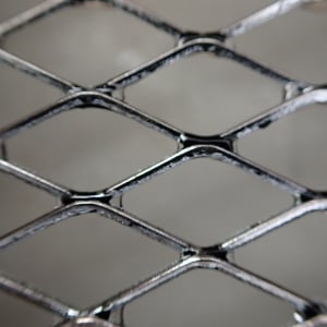 無数のコゲがこびりついた「オーブン網」の効率的な掃除テク「浮かせてスルン」｜掃除のプロ解説