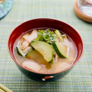 朝「みそ汁」に入れると腸がよろこぶ。カリウムを含む旬の夏野菜「ズッキーニ」｜自然食料理人に学ぶ