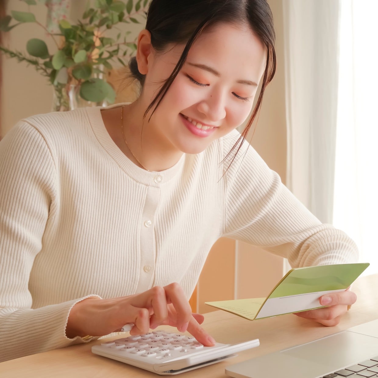  一度変えれば自動で節約。「貯金1000万円の人」が真っ先に削る"固定費"「食費だけじゃない」 