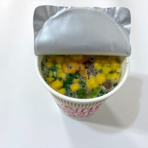 「簡単ちょい足し」"小さじ1入れるだけ"で激変。カップヌードルが濃厚クリーミーに仕上がるアレンジ