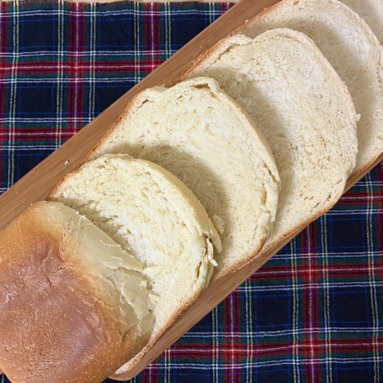  つぶさずに切れた！「焼き立てのパン」を均等に上手にスライスする“簡単ワザ” 
