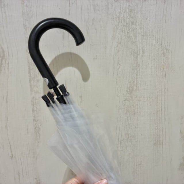  笑っちゃうほど簡単。ビニール傘が盗まれにくくなる…!?コスト0の"撃退ワザ2選" 