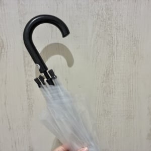笑っちゃうほど簡単。ビニール傘が盗まれにくくなる…!?コスト0の"撃退ワザ2選"