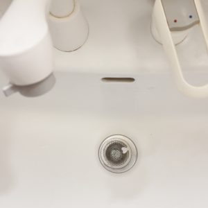 手が届かないから泡に任せる。掃除のプロが教える「洗面所排水口の奥」の掃除ワザ「臭いもすっきり」