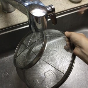 食器棚の"一軍"を使うだけ。ザルの目詰まりが一気に落ちる裏ワザ「斬新だわ」