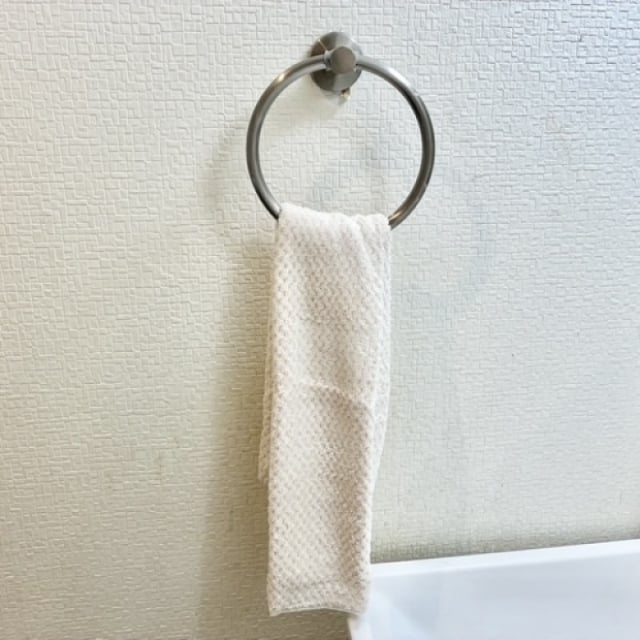  「洗面所のタオル」ズラさない自信ある。スッキリ可愛く整う【タオルの掛け方の裏ワザ】 