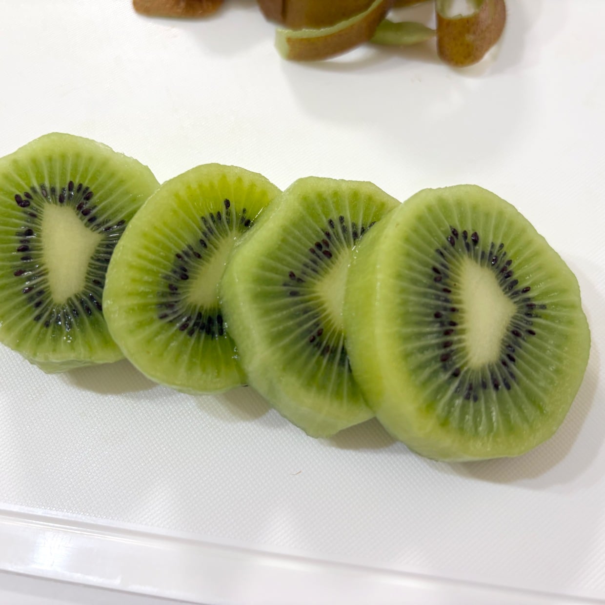  もう限界まで実を削らない！キウイの皮がスルッとむける切り方「包丁1本で簡単」 