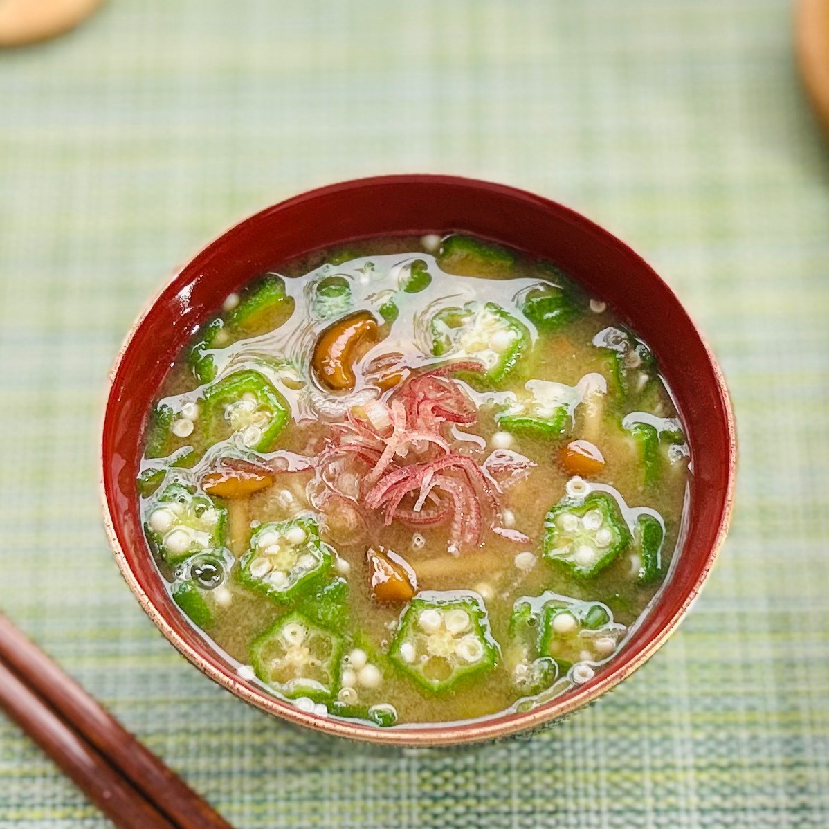  朝「みそ汁」に入れるとつるりと健やか！腸がよろこぶ“食物繊維やビタミンCを含む夏野菜” 