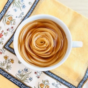 「どうやって作るの？」と驚かれる。カップに薔薇が咲く華やかな"おもてなし紅茶"の作り方「意外と簡単」