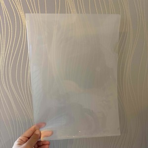 使っていない「クリアファイル」と靴下を組み合わせると…？日常で役立つ【便利な活用法3選】