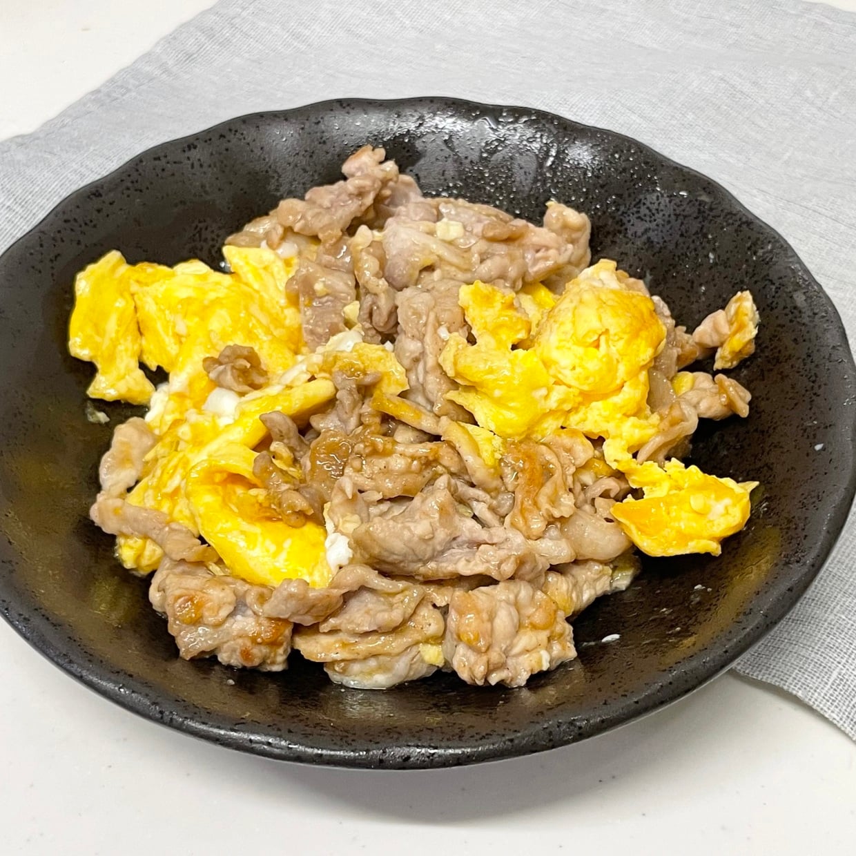  豚こま肉と卵でたんぱく質たっぷり。にんにくじょうゆでご飯が進む簡単おかず 