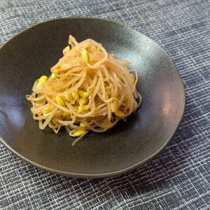 いつもの「豆もやしナムル」が焼肉屋さん風に！おいしさが変わるひと手間