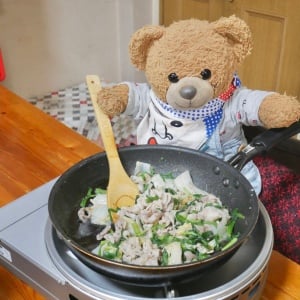 豚バラとニラで作る！フライパンで蒸すだけのスタミナおかず「疲れた体がよろこぶ」