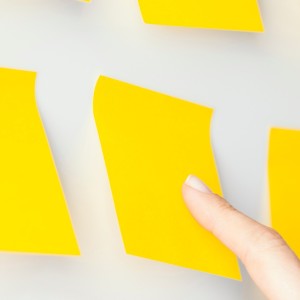 「ふせん1枚」をハサミで1か所切るだけ…？読みかけのページがすぐ開く【便利な活用術2選】