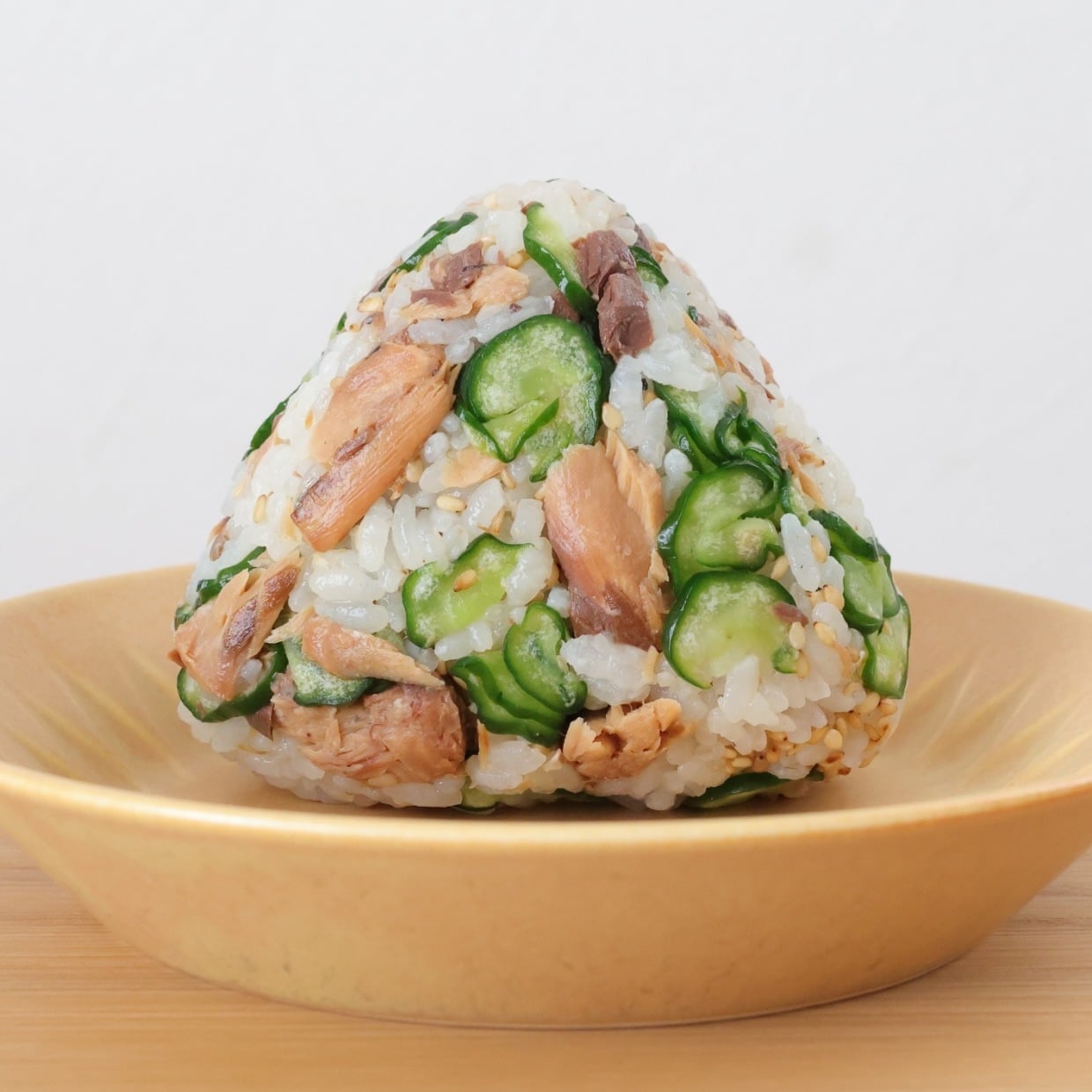  【朝5分でできる】さっぱり食べれて栄養満点な「さば味噌缶×きゅうり」の夏おにぎり｜おにぎり作家が解説 