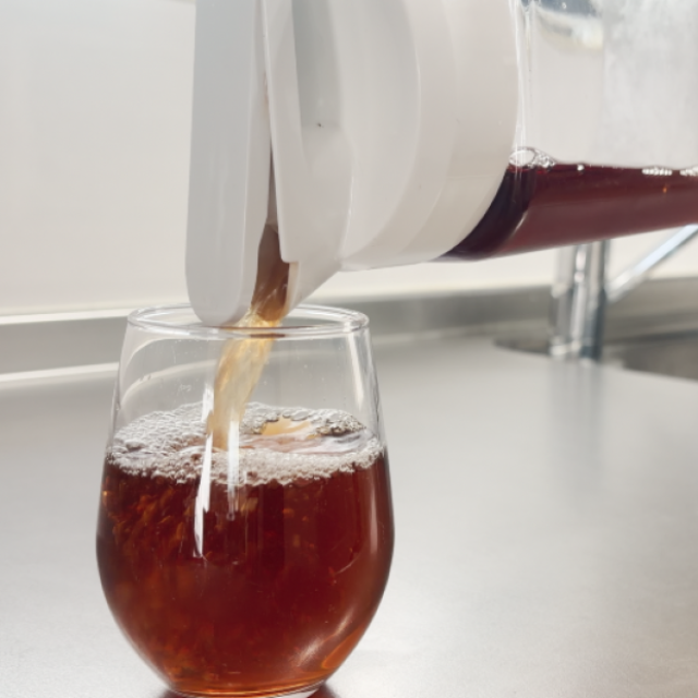  スプレーして5分放置。届きにくい「麦茶ボトル」の底・フチの茶渋をリセットする方法｜掃除のプロ解説 