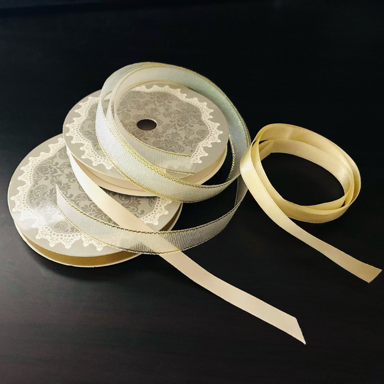  売り物みたいな感動の仕上がり。段ボールとリボンで作れる「お花型リボン」の作り方 