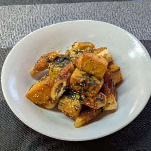 「厚揚げ」と「ちくわ」は一緒に炒める。大満足のうま辛おかず「香りがいいアクセント」
