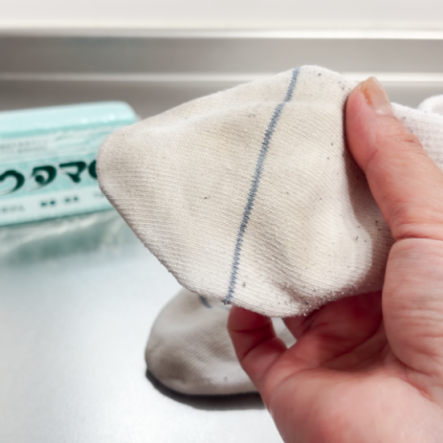  洗濯機で洗っても残る…。「白い靴下」の黒ずみを落とす‟洗濯前のひと手間”「全然違う…」 