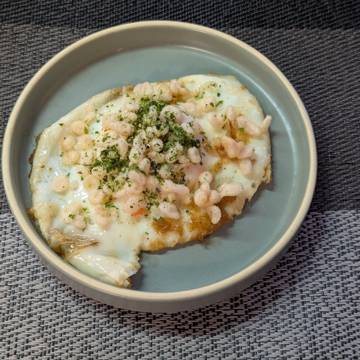  朝、目玉焼きに大さじ1入れるだけで“毎日食べたくなる味”に変わる食材 