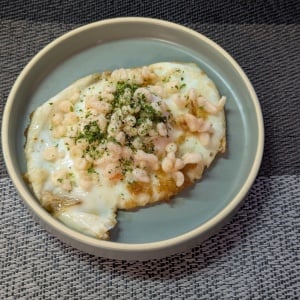 朝、目玉焼きに大さじ1入れるだけで“毎日食べたくなる味”に変わる食材