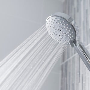 【水道代節約テク】夏場に出番の増える「シャワー」の“節水ヒント3つ”