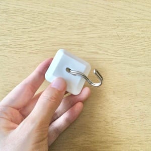 余ったシールフックをゴミ袋の横に貼ると「発想がすごい！」「分別できる」【便利な活用術】