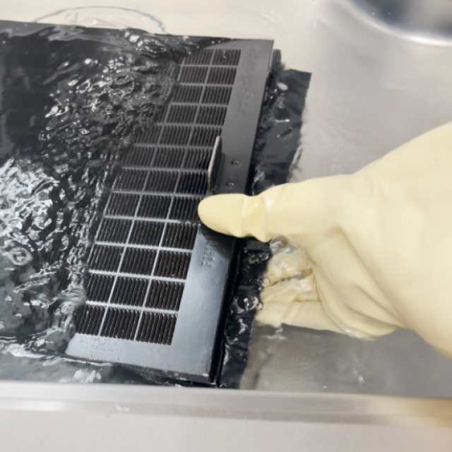  今までゴシゴシこすってた人へ。プロが教える「換気扇フィルター」の油汚れをゆるめて落とす効率的な方法 