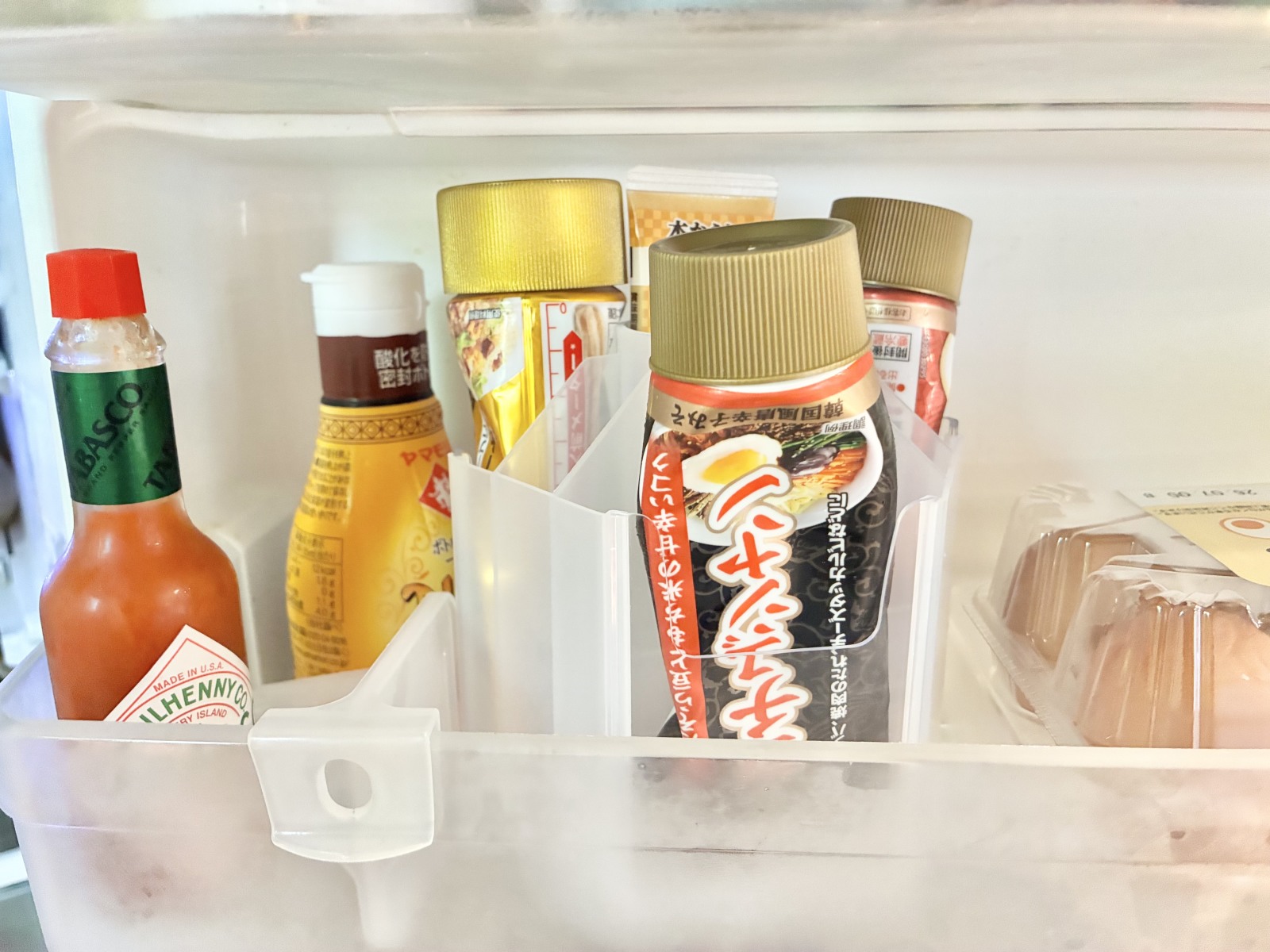 冷蔵庫の調味料の収納：立てた状態ですっきり収納できる