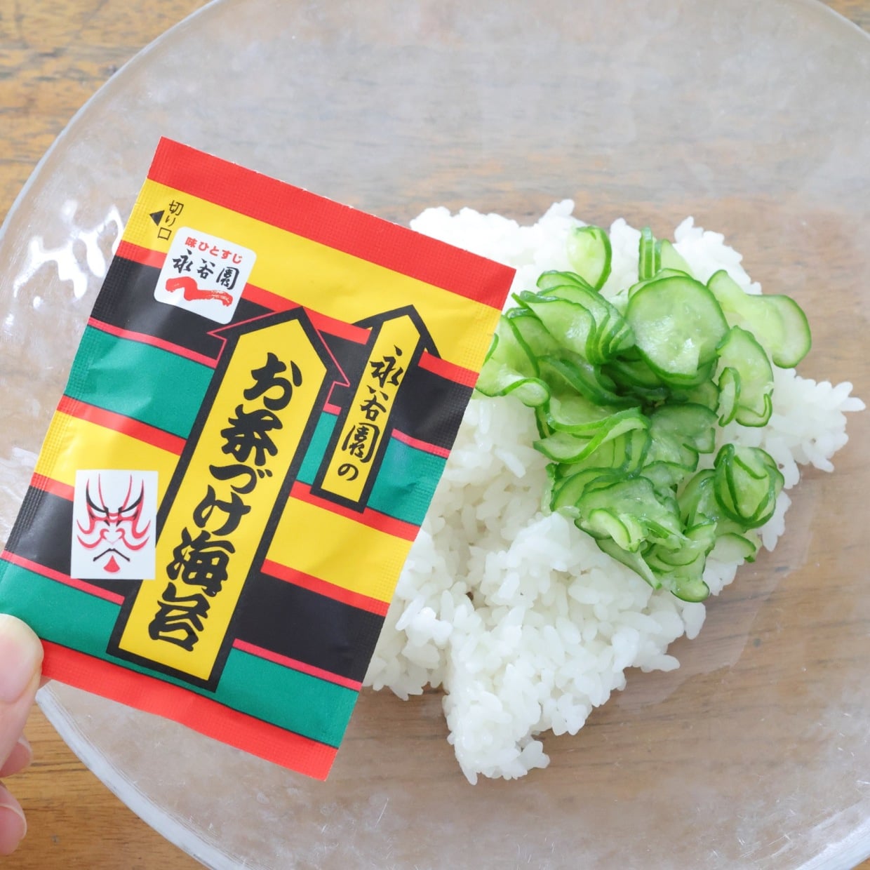  朝、おにぎりに混ぜるだけ。夏が旬の「きゅうり」と「お茶づけ海苔」で驚くほどおいしくなる簡単レシピ 