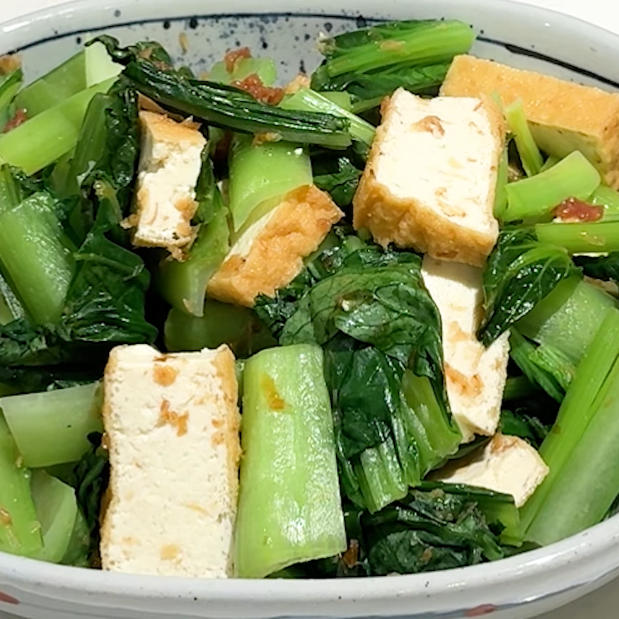  骨の健康が気になる人に。「小松菜」と厚揚げで作る梅おかか和え｜管理栄養士が教える 