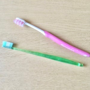 歯ブラシ2本を輪ゴムでくっつけると「もう捨てられない」「使いやすい」【便利な活用術】