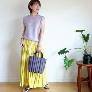 1枚あると重宝する！40代女性の顔まわりがぐんと華やかになるトップス3選