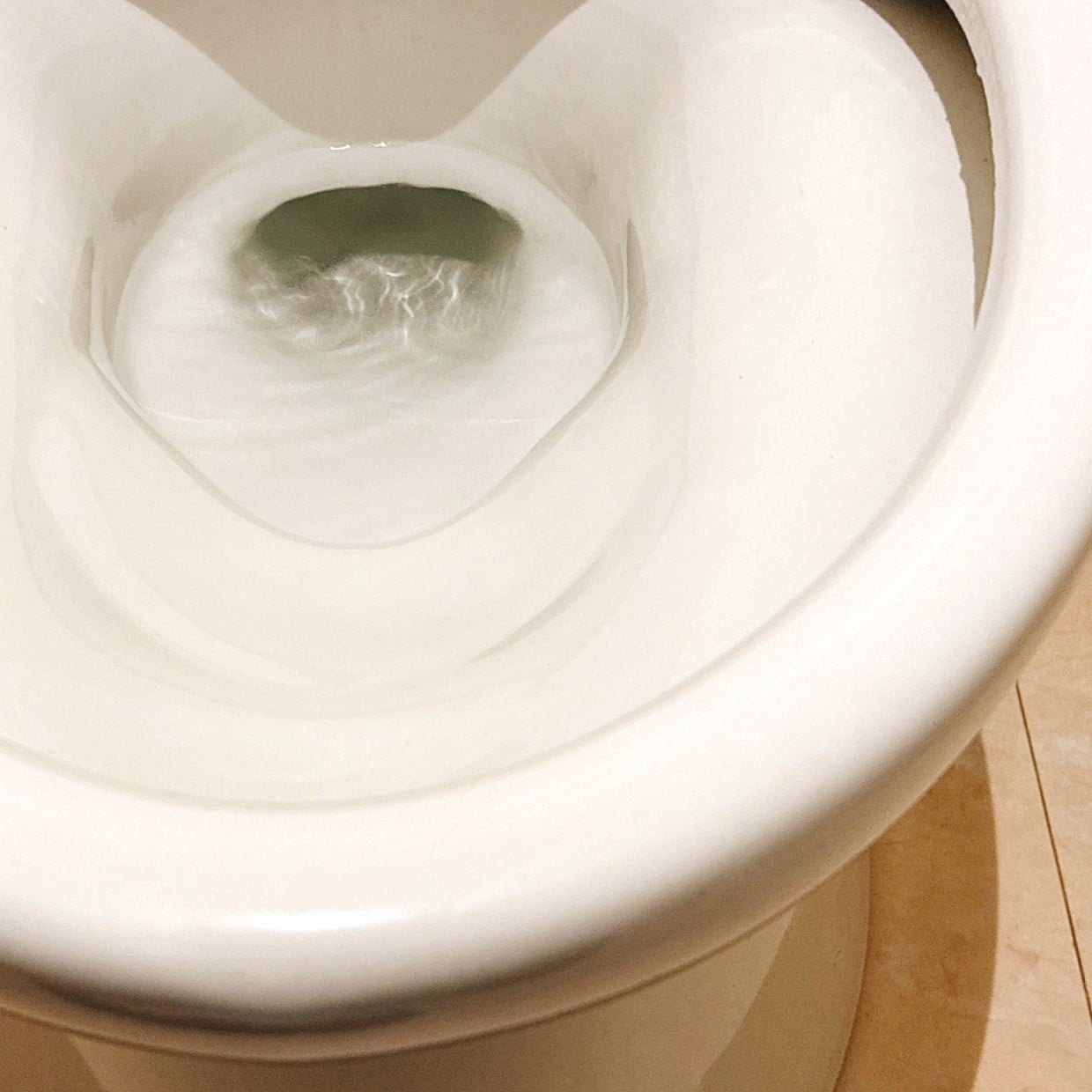  中性洗剤で落ちない黄ばみに。便器の"尿石汚れ"を浮かしてスルンと落とす【簡単掃除術】 