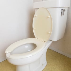 便器はきれいでも尿はね注意。トイレの臭いを断つ“壁と床”セット掃除「見落としてた」