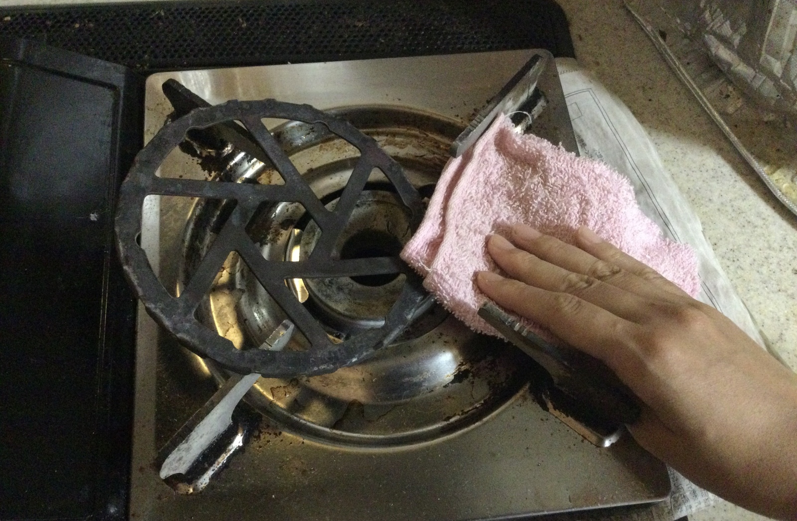 キッチンコンロをタオルで掃除する
