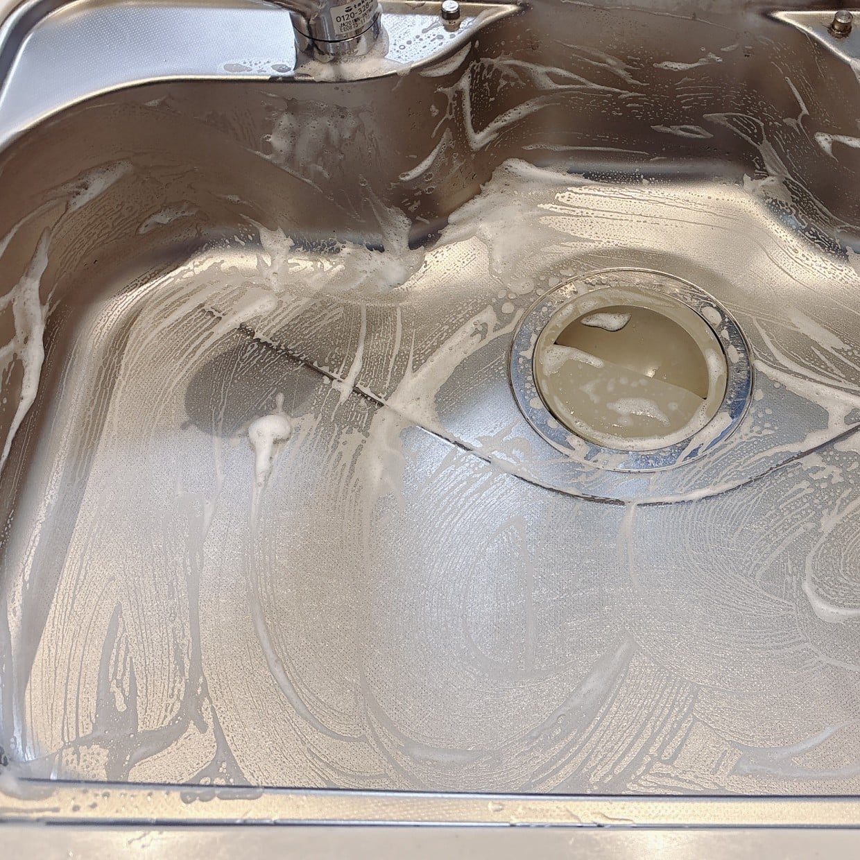 食器洗いのついでに1分。「ステンレスシンク」が毎日ピカピカになる簡単掃除「磨く方向、意識する」