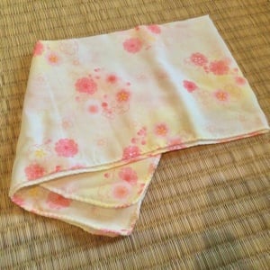使ってない手ぬぐいを広げるだけで「買わずに済んだ」「生地の薄さがちょうどいい」【便利な活用術】