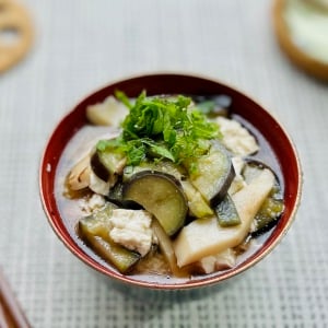 朝「みそ汁」に1本入れるだけ。抗酸化作用をもつポリフェノールが豊富な旬の「なす」レシピ