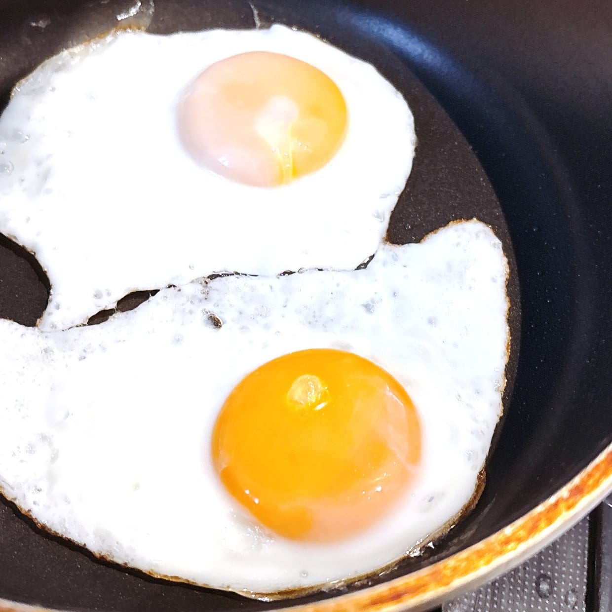  醤油以外をかけて正解でした。焼き終えた目玉焼きに「小さじ1」かけるだけで“上品な味わいに変身” 