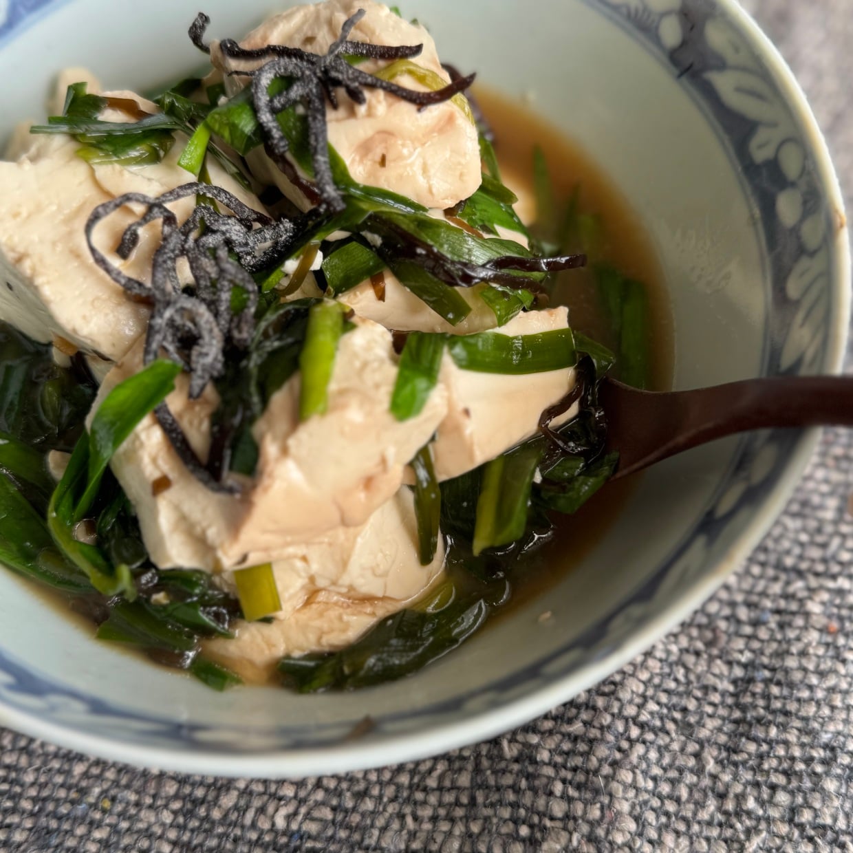  「豆腐」と「ニラ」はレンチンが正解。塩昆布だけで味が決まる簡単おかず 